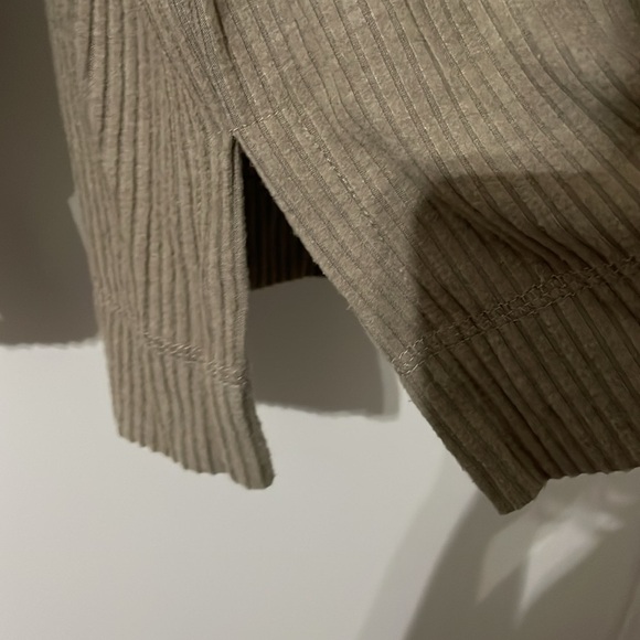 Jane & Delancey Sweater Women's Medium Tan Ribbed Long Sleeve Round Neck Slit - Picture 4 of 5